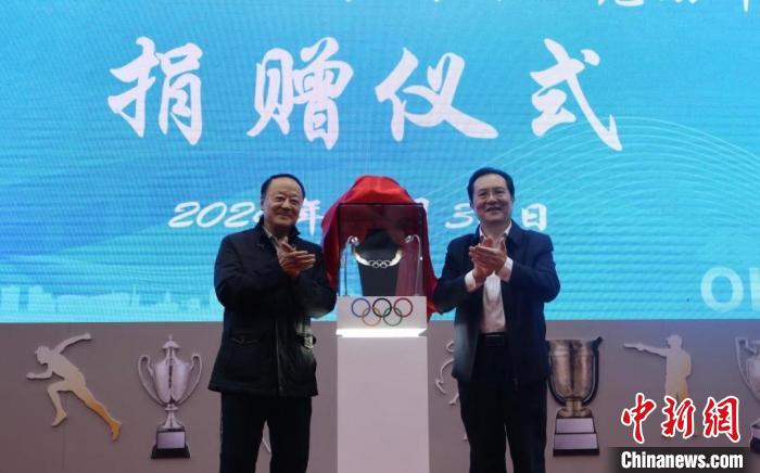 李富荣向乒博馆捐赠奥林