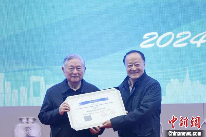 李富荣向乒博馆捐赠奥林匹克银质勋章,弘扬奥