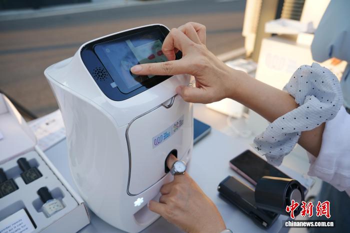 成都世运会科技产品亮相 智能机器人助威赛事