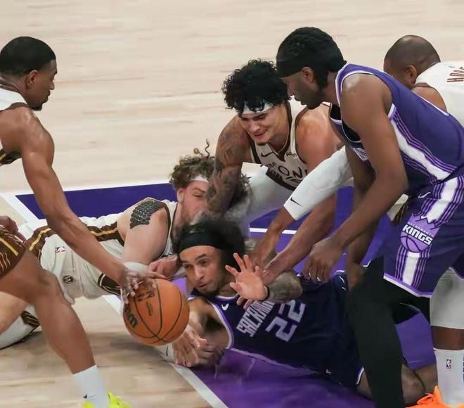 国王队下半场逆转勇士队，库里低迷成关键转折