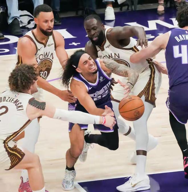 国王队下半场逆转勇士队，库里低迷成关键转折