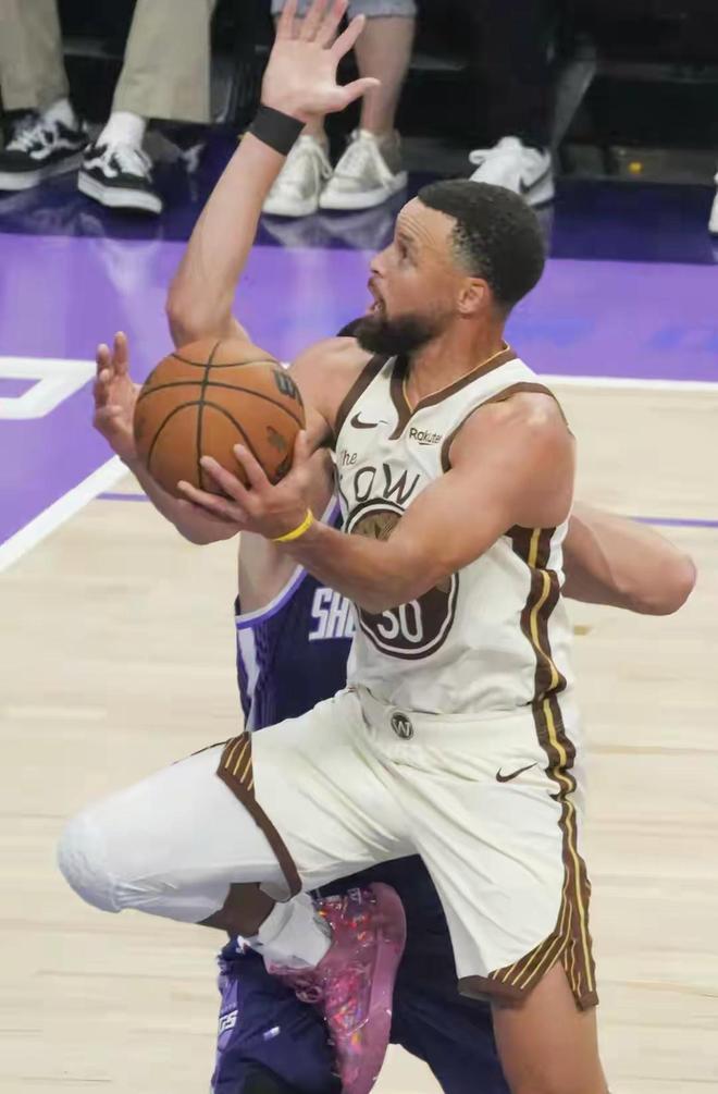 国王队下半场逆转勇士队，库里低迷成关键转折