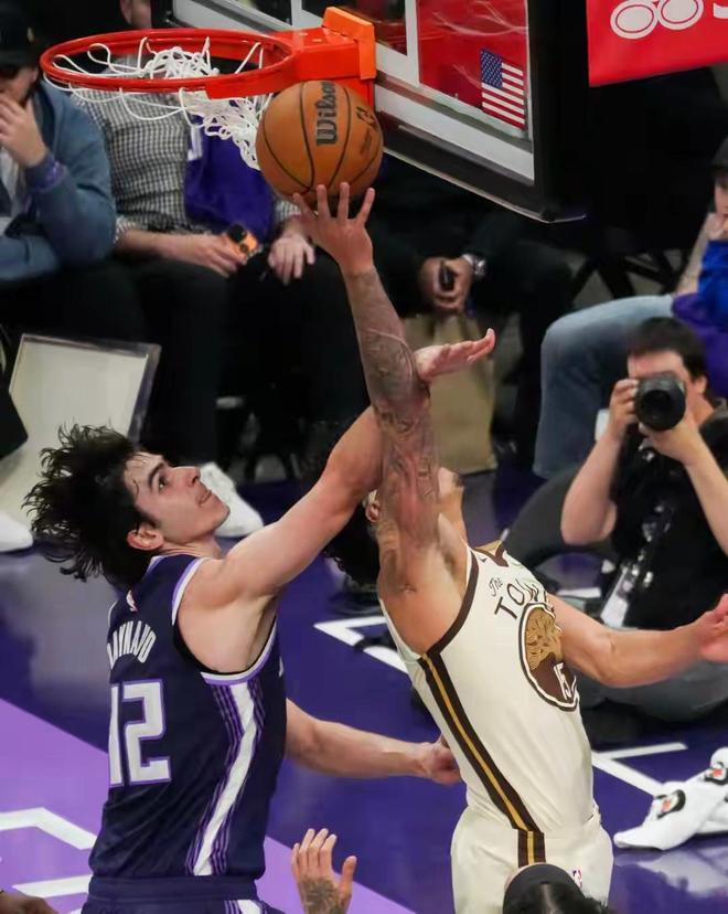 国王队下半场逆转勇士队，库里低迷成关键转折