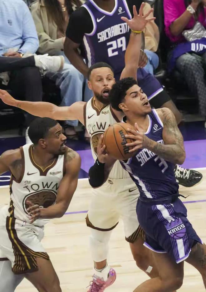 国王队下半场逆转勇士队，库里低迷成关键转折